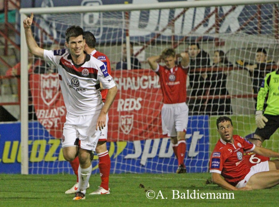 8139-dinny_celebrates_opener