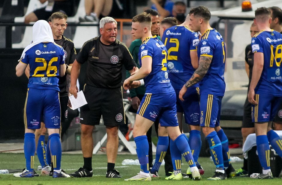 Keith Long speaks to Andy Lyons during a water break 12/8/2021
